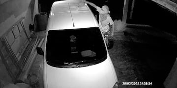 Individuo ingresó a una vivienda y prendió fuego un vehículo en Eldorado.