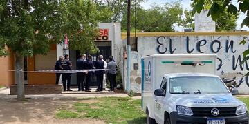 Caso que sería un homicidio en Rio Cuarto. En Río Grande al 600, frente al anfiteatro Opus Costanera de la ciudad. (Tomy Fragueiro/ La Voz)