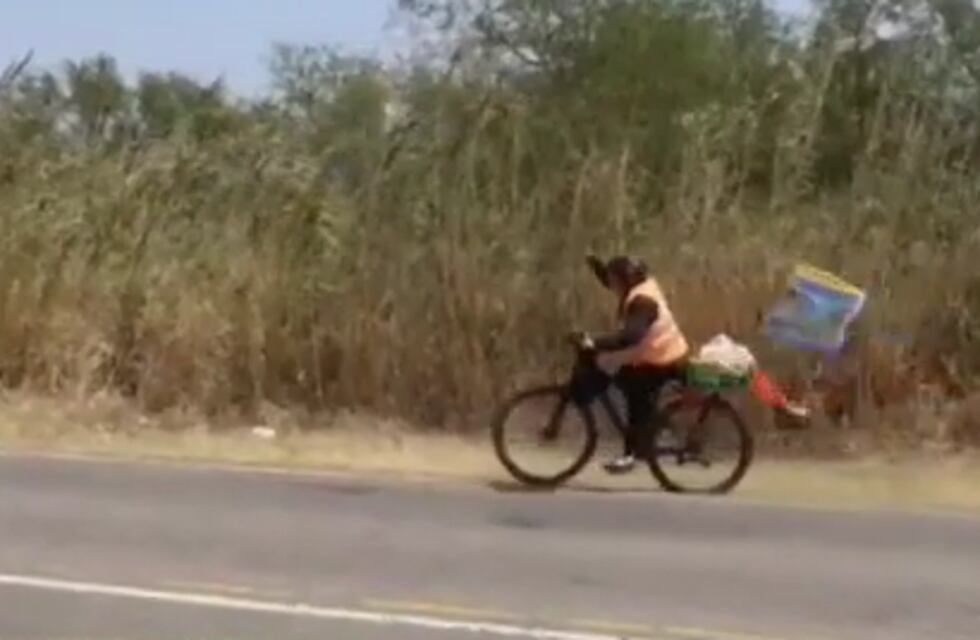 Se enteró que su hijo estaba vivo, viajó a Salta para verlo y desde entonces peregrina en bicicleta aún con 63 años