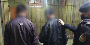 Los jóvenes están acusados de robar un local de indumentaria sobre la Av. Las Américas.