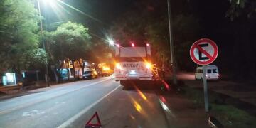 Wanda: motociclista impactó contra un colectivo estacionado