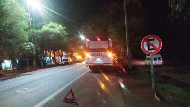 Wanda: motociclista impactó contra un colectivo estacionado