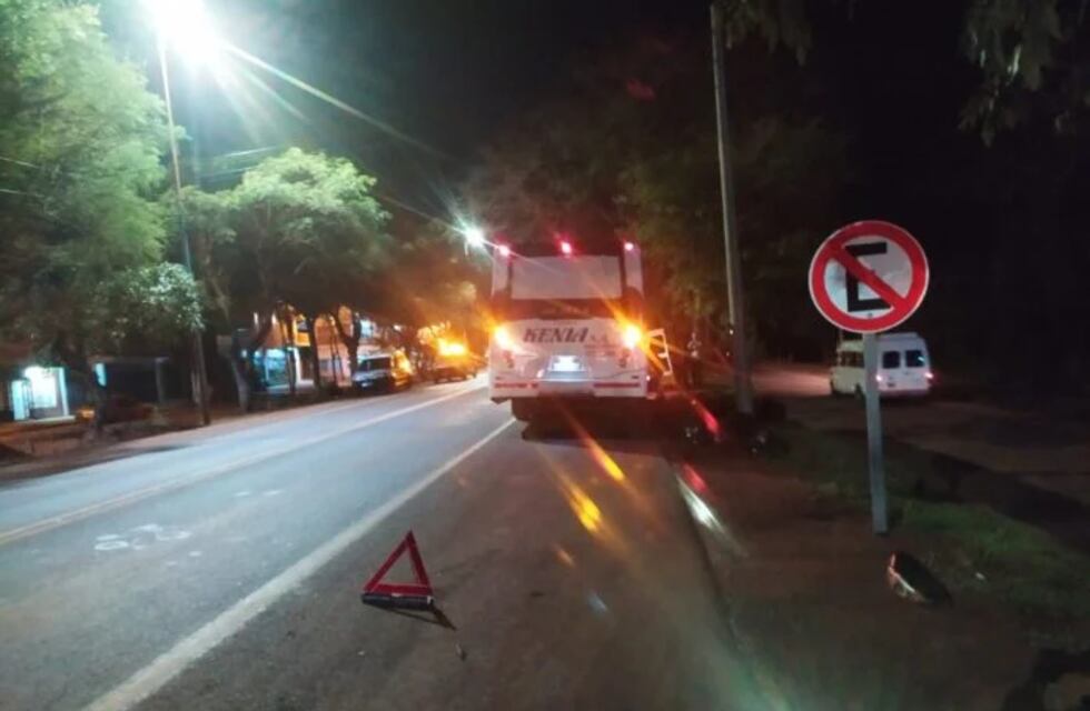 Wanda: motociclista impactó contra un colectivo estacionado