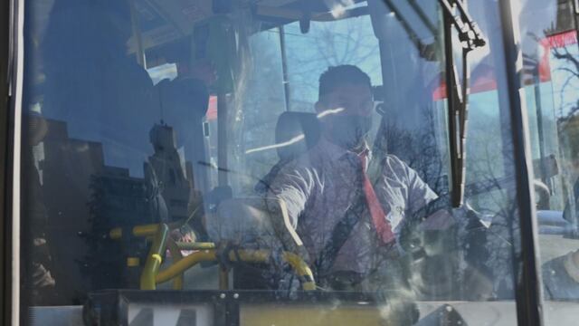Una nueva medida en un colectivo de La Plata se viralizó.