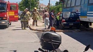 Un auto fue embestido por el Tren de las Sierras en pleno centro de La Falda. Gentileza: Punilla Informa