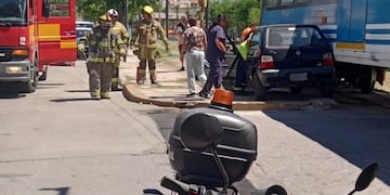 Un auto fue embestido por el Tren de las Sierras en pleno centro de La Falda. Gentileza: Punilla Informa