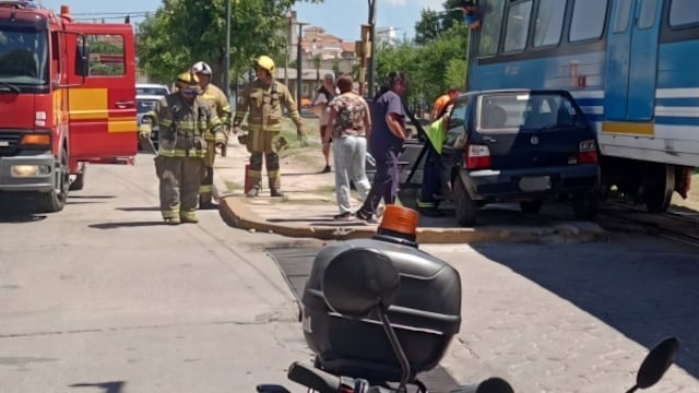 Un auto fue embestido por el Tren de las Sierras en pleno centro de La Falda. Gentileza: Punilla Informa