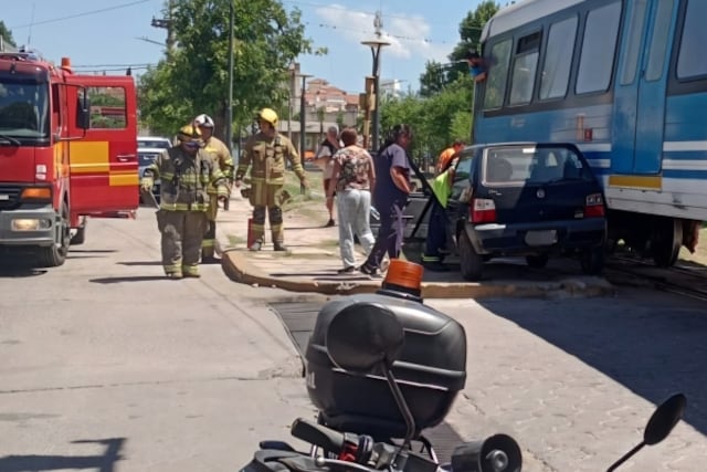 Un auto fue embestido por el Tren de las Sierras en pleno centro de La Falda. Gentileza: Punilla Informa