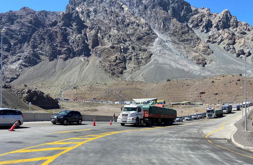 Colapso en el Paso Cristo Redentor y demoras: más de 20 mil chilenos ingresaron a Mendoza para Semana Santa