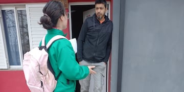Promotores ambientales recorren las calas de los rafaelinos