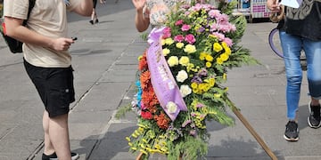 La diputada provincial Silvia Malfesi e integrantes del Partido Libertario de Santa Fe llevaron una corona de flores a la sede de la Administración Federal de Ingresos Públicos (Afip) en el microcentro de Rosario y celebraron el cumpleaños de Javier Milei.