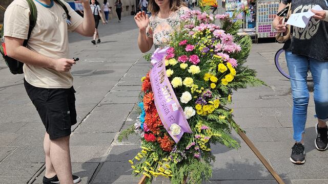 La diputada provincial Silvia Malfesi e integrantes del Partido Libertario de Santa Fe llevaron una corona de flores a la sede de la Administración Federal de Ingresos Públicos (Afip) en el microcentro de Rosario y celebraron el cumpleaños de Javier Milei.