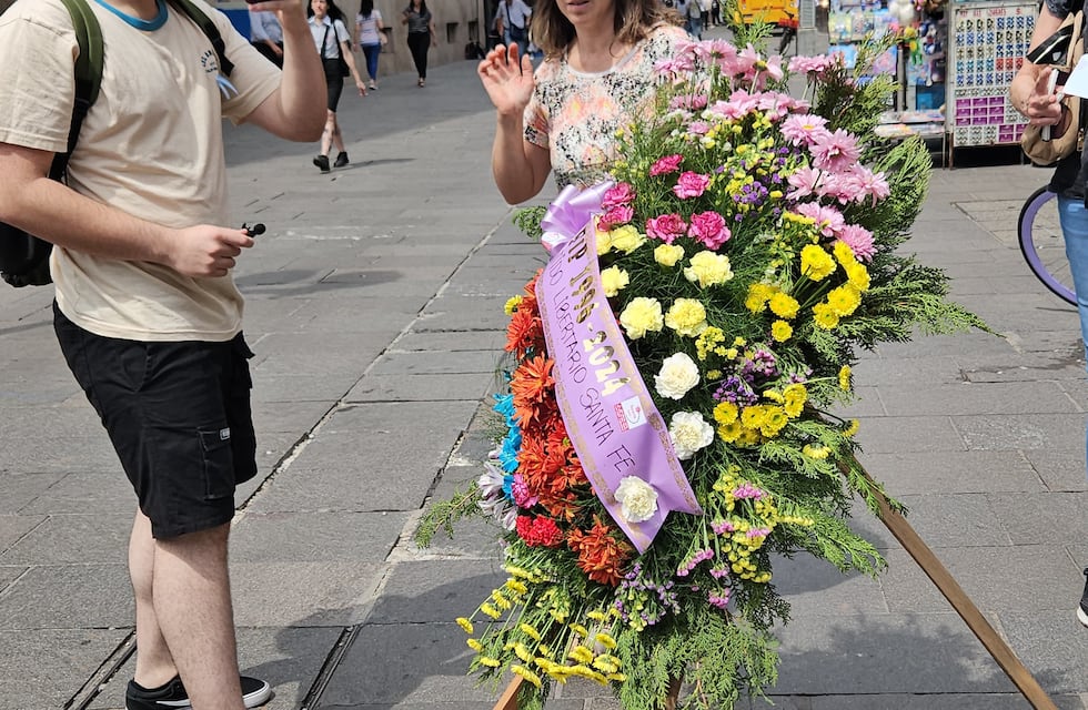 Cumpleaños de Javier Milei: libertarios llevan corona fúnebre a la AFIP de Rosario