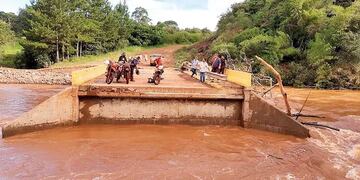 La intensidad de las precipitaciones causó la rotura de un puente, sobre el arroyo Fortaleza.