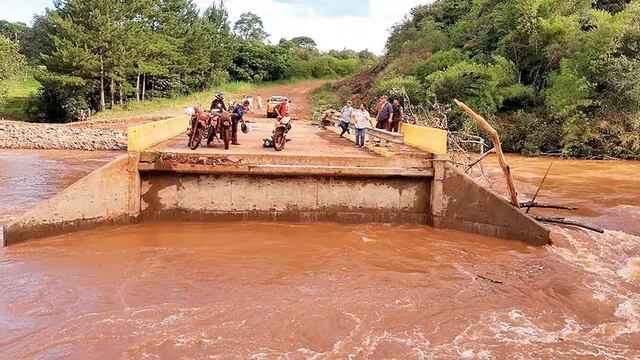 La intensidad de las precipitaciones causó la rotura de un puente, sobre el arroyo Fortaleza.