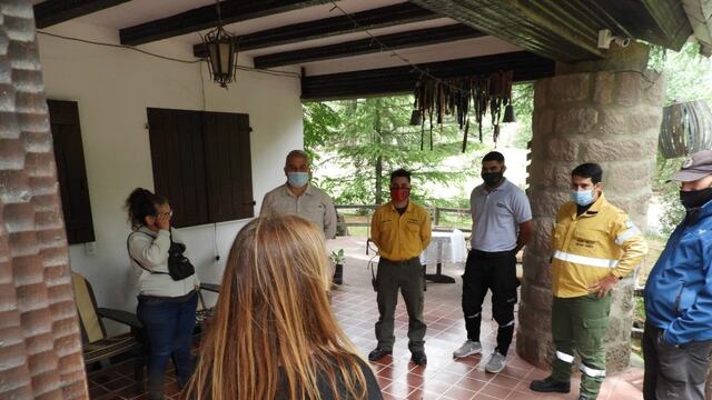 Vecinos agradeciendo la labor de los bomberos voluntarios tras los incendios en Tanti.