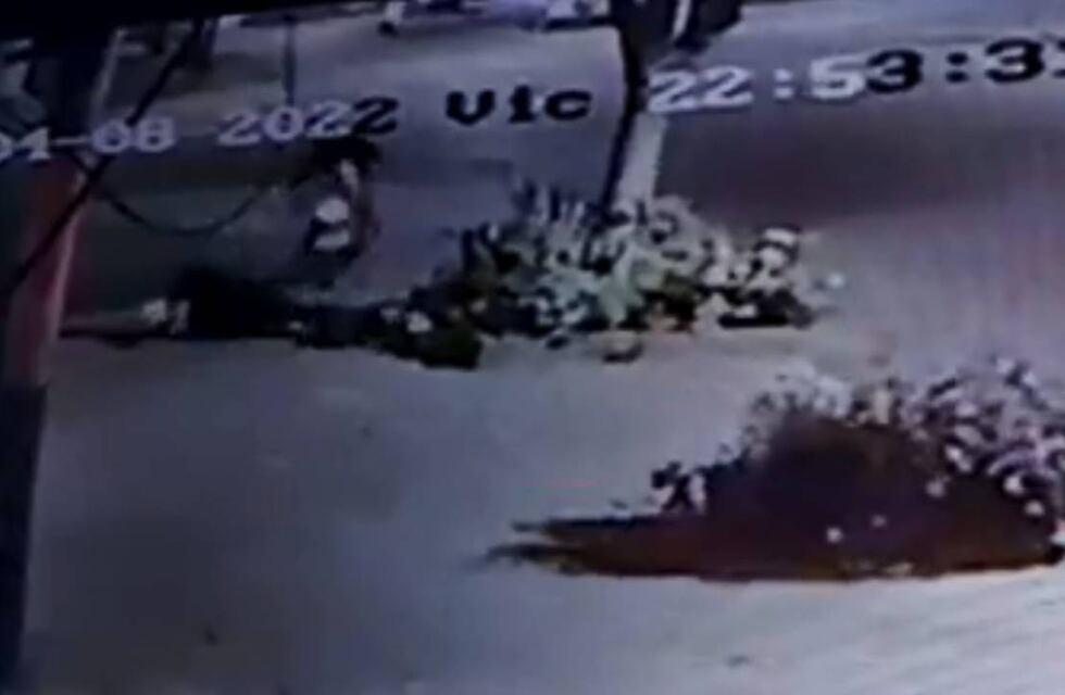 Balean a un cadete para robarle la moto: la escena quedó filmada