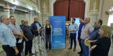 Autoridades en la Sociedad Italiana de Vila - Boleto Educativo Rural