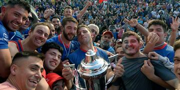 El Teqüe Rugby Club le ganó al Marista Rugby Club por 26-24 y se quedó con el título por primera vez en su historia.
Los visitantes se quedaron con la final del Top 8 Cuyano por 26-24 ante los Curas y después de dos finales perdidas, tuvieron su revancha
Foto: Orlando Pelichotti