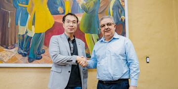 El gobernador Jalil junto al grupo inversor surcoreano.