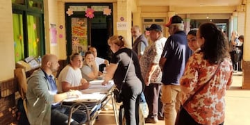 Puerto Iguazú: algunos inconvenientes con los padrones pero gran concurrencia de votantes.