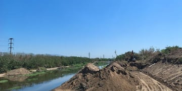 Con equipos propios, el Gobierno provincial ejecuta un plan intensivo de limpieza y movimiento de suelo que mejorará la seguridad hídrica de miles de vecinos.