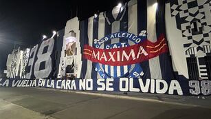 Festejo de hinchas de Talleres por un nuevo aniversario del ascenso ante Belgrano, en la final del siglo, en 1998 (Gentileza Recibimiento Albiazul)