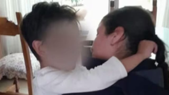 Hijo de Laurta junto a la oficial Ana Paula Cano.