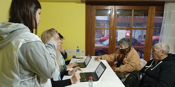 Continúan las inscripciones para los subsidios de luz y gas en el Centro de Jubilados 27 de octubre de Tres Arroyos