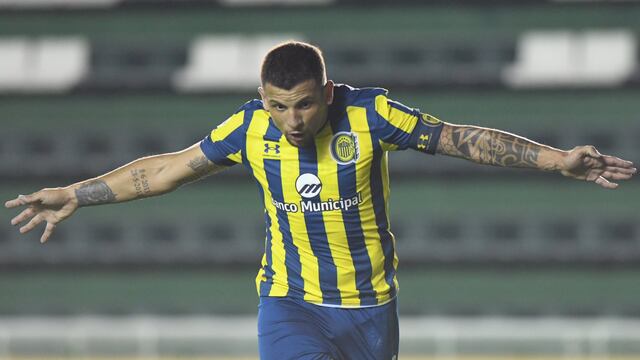 Vecchio festejando uno de los cinco goles de Central ante Huachipato