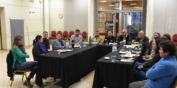 Reunión explicando los avances en la futura obra de los exAlmacenes Ripamonti