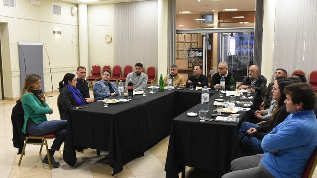 Reunión explicando los avances en la futura obra de los exAlmacenes Ripamonti