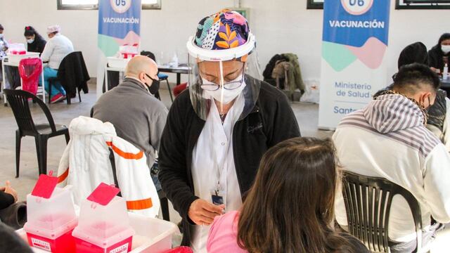 El Ministerio de Salud de Santa Fe montó centros en toda la provincia para aplicar la vacuna contra el coronavirus.