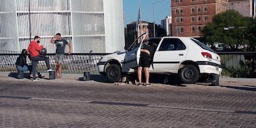 El conductor dijo que el sol lo encadiló y por eso perdió el control de su auto, en la mañana del lunes. Fotografia del Twitter del periodista Alejandro Pozo (@alejandropozo).