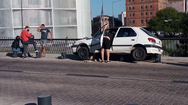 El conductor dijo que el sol lo encadiló y por eso perdió el control de su auto, en la mañana del lunes. Fotografia del Twitter del periodista Alejandro Pozo (@alejandropozo).
