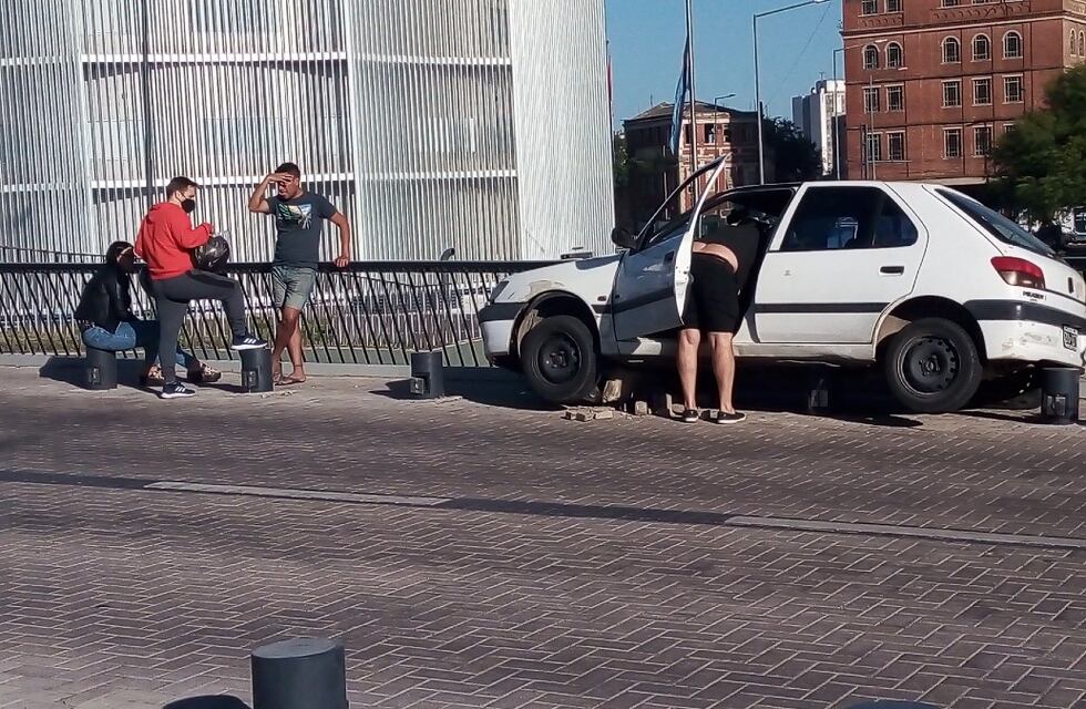 Con el eclipse, esto no pasaba: los encadiló el sol y chocaron en un puente de Córdoba