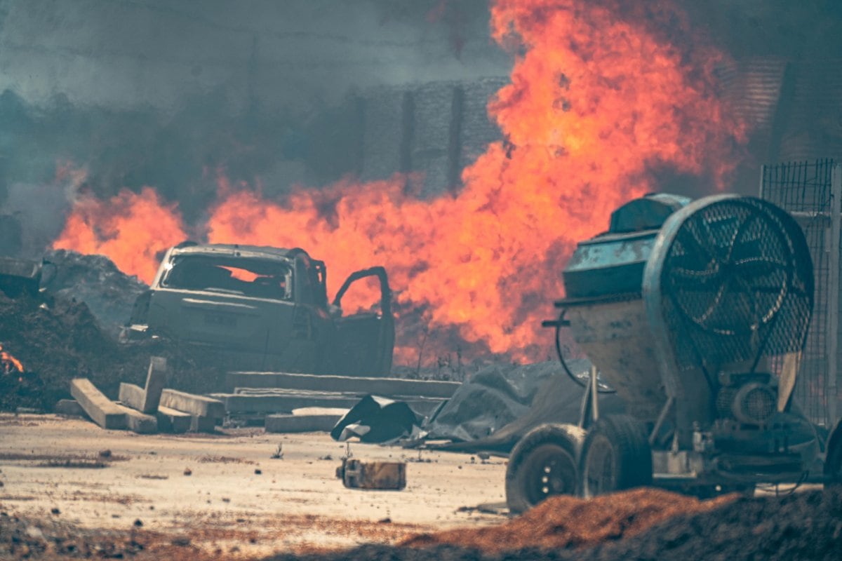 Siniestro en el Clúster del Acceso Sur: fuerte despliegue de Bomberos para controlar un incendio