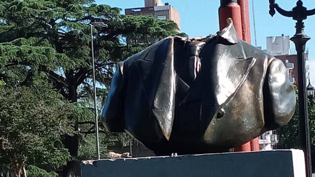 Hinchas de Central destruyeron la estatua de Isaac Newell