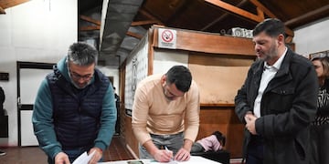 Vuoto encabezó la firma del convenio con el CAEF por el uso del predio