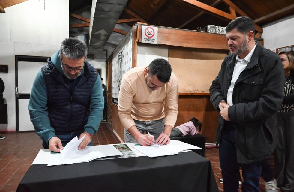 Vuoto encabezó la firma del convenio con el CAEF por el uso del predio