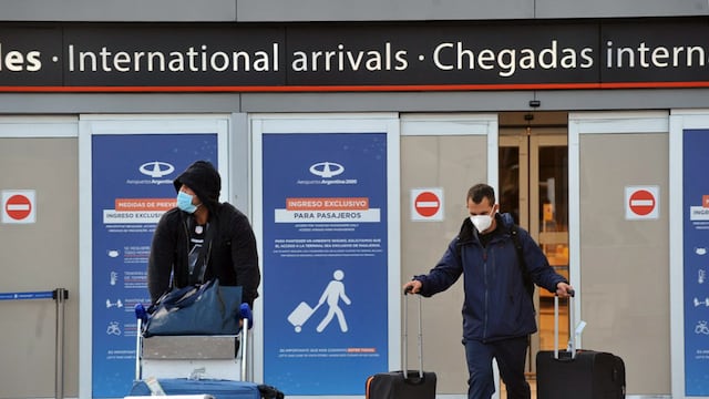 Gente llegando al aeropuerto de Ezeiza. 
Gentileza Clarín