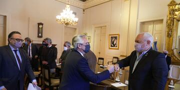 El presidente Alberto Fernández se reúne con representantes rurales para anunciar el Plan Ganadero, elaborado para revertir el aumento de precios de la carne en el mercado local.