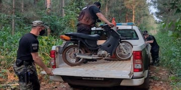 Dos jóvenes terminaron detenidos tras robar en una firma citrícola en Colonia Mado.
