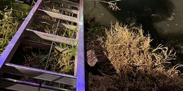 Un hombre fue rescatado de su vehículo, tras caer a un canal de agua.