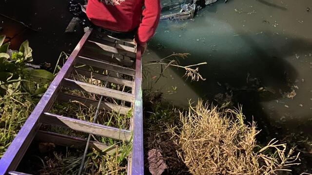 Un hombre fue rescatado de su vehículo, tras caer a un canal de agua.