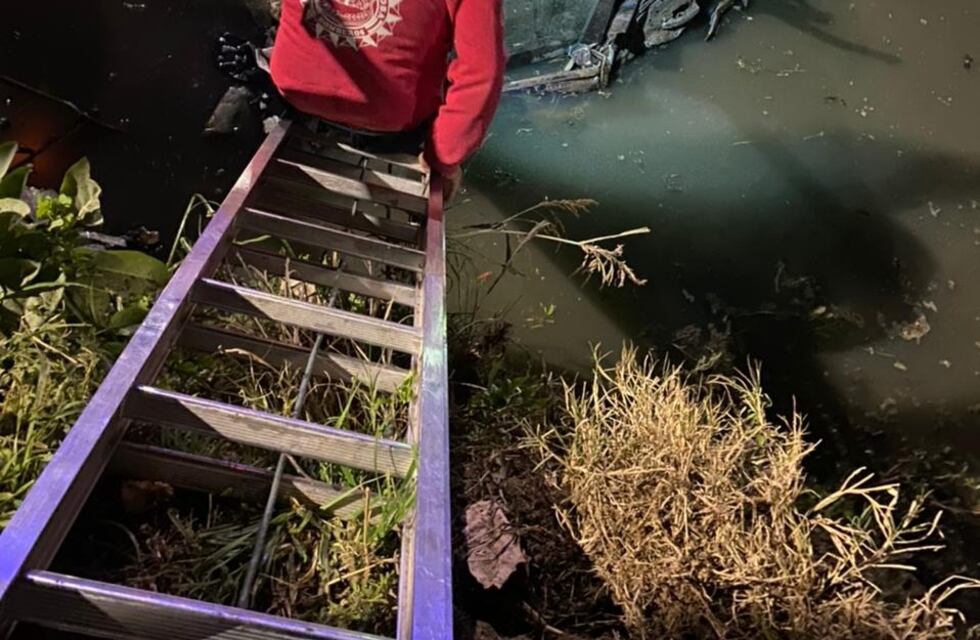 Barrio Comercial: rescataron a un hombre que había caído con su auto al canal