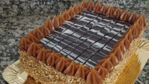 Torta milhojas de hojaldre y dulce de leche.