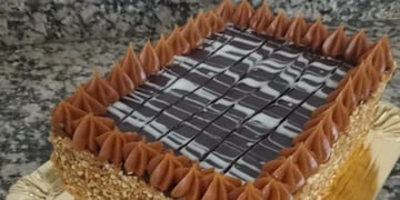 Torta milhojas de hojaldre y dulce de leche.