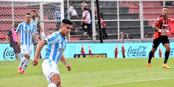 Racing, con polémica, se impone ante Patronato en Paraná.