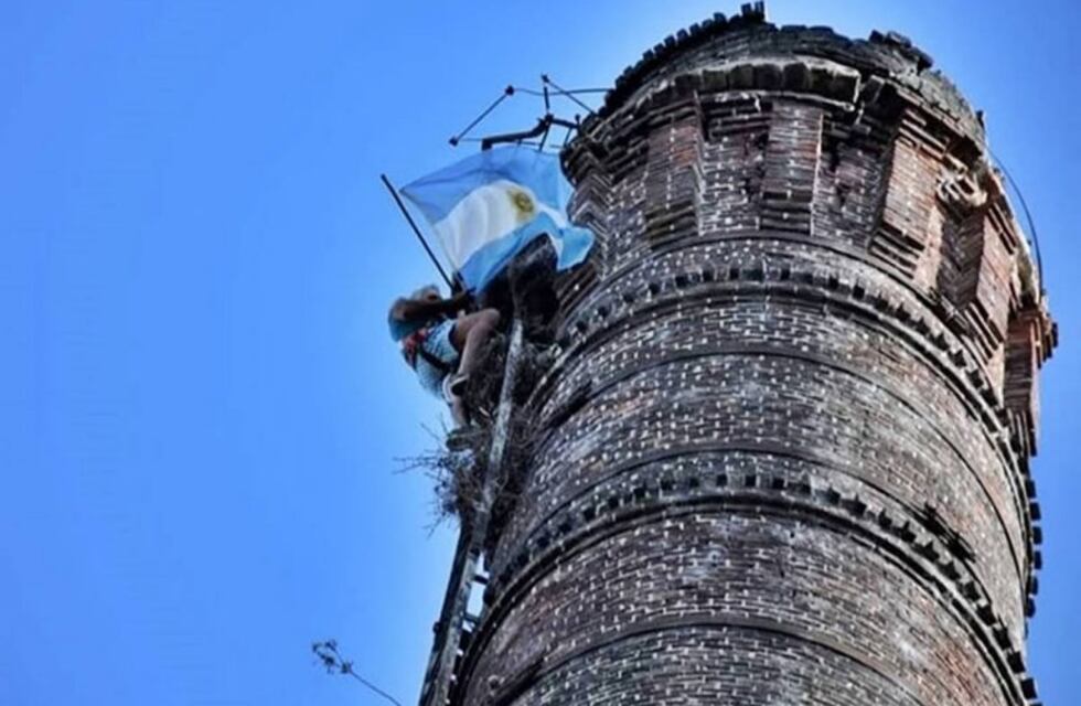 Concordia: hizo una promesa por el Mundial y subió una bandera a una chimenea de mas de 60 metros